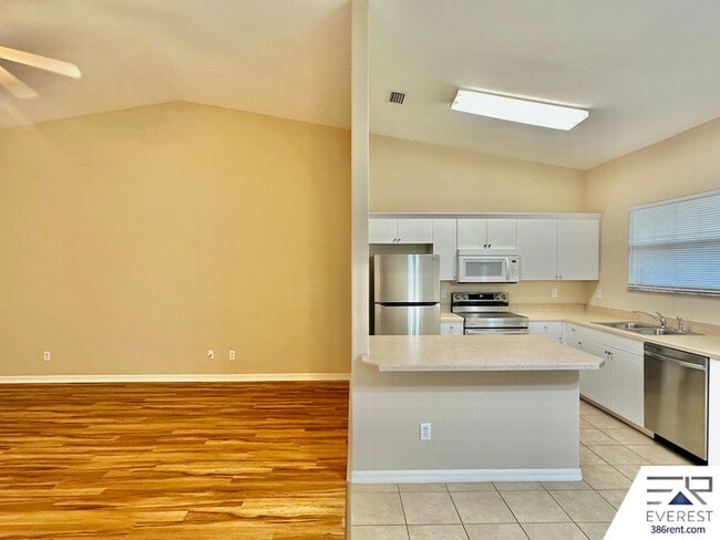 Building Photo - 27 Raintree Pl