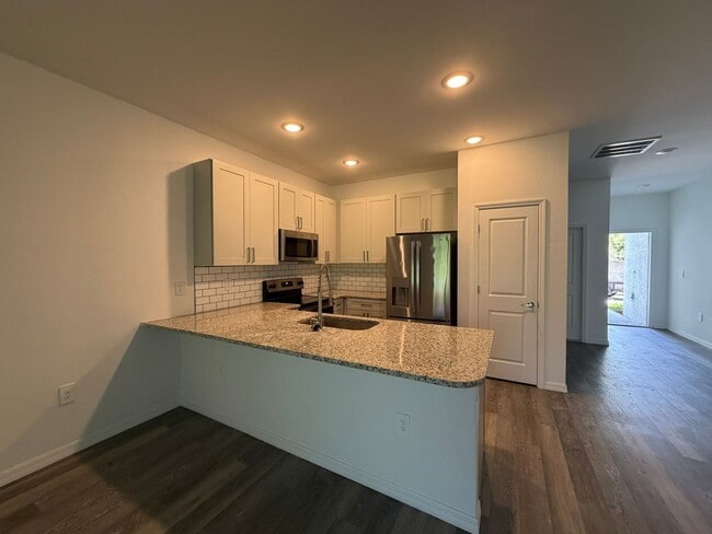 Building Photo - 615 SE 8th St