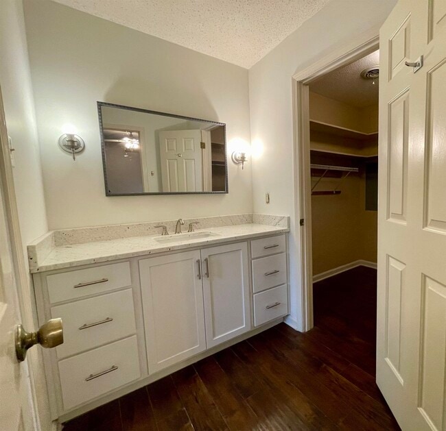 Building Photo - 2420 Stratfield Dr