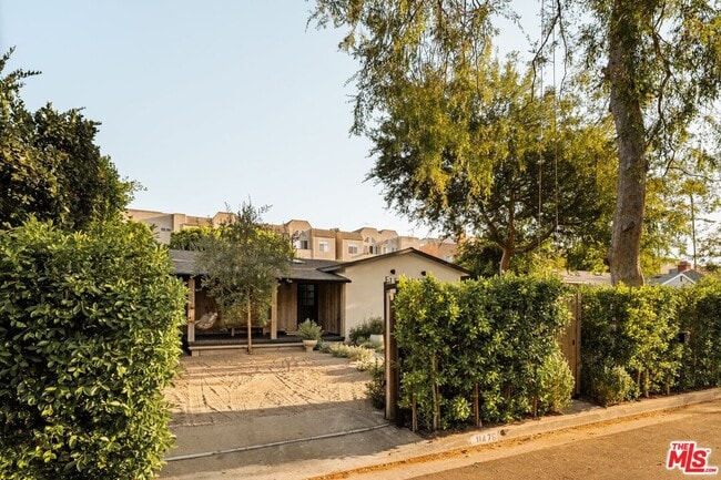 Building Photo - 11476 La Maida St