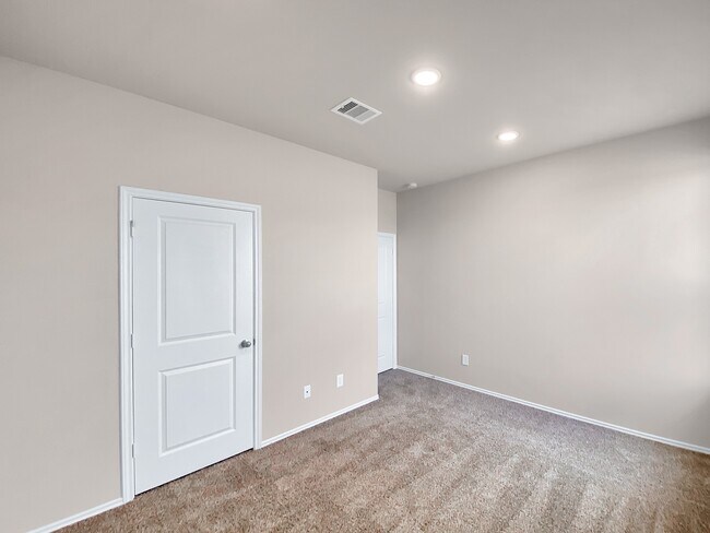 Building Photo - 13067 Clear View Dr