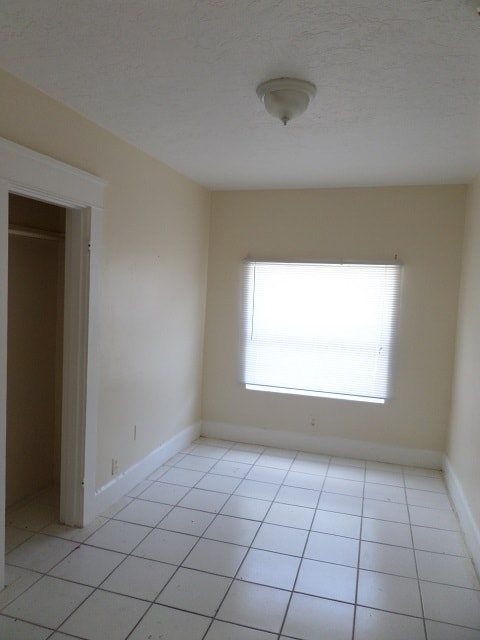Building Photo - $25 App Fee* Spacious 3bdrm/1bath House **...