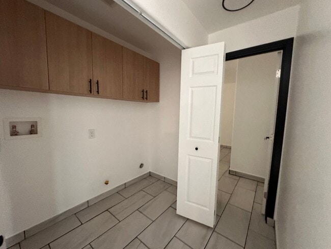 Building Photo - Beautiful 2 Bed 2 Bath duplex in Ontario