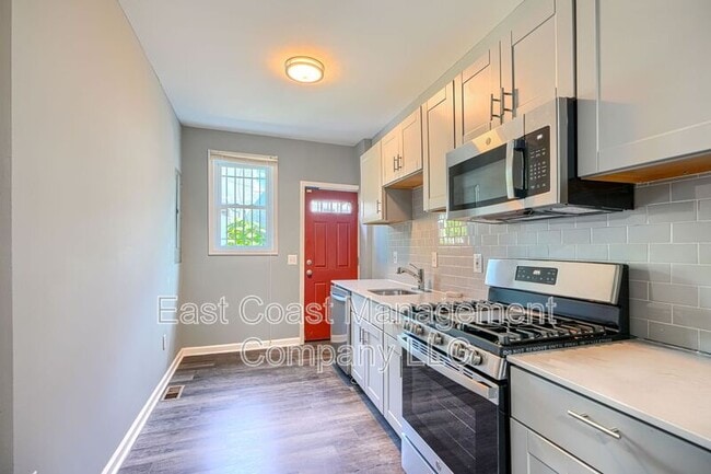 Building Photo - 2408 Llewelyn Ave