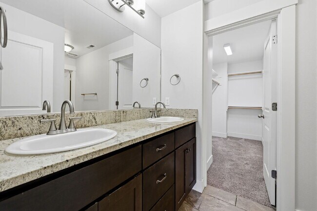 Building Photo - 3BR/2.5BA Townhome in Larkspur — Old Mill, Downtown & Bachelor All Close By