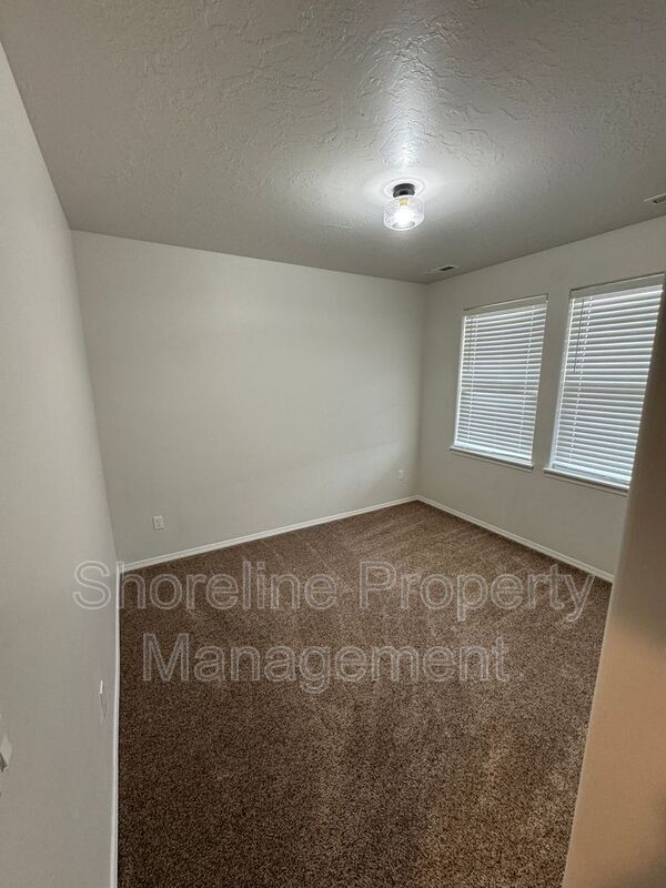 Building Photo - 511 Diamond Lake St