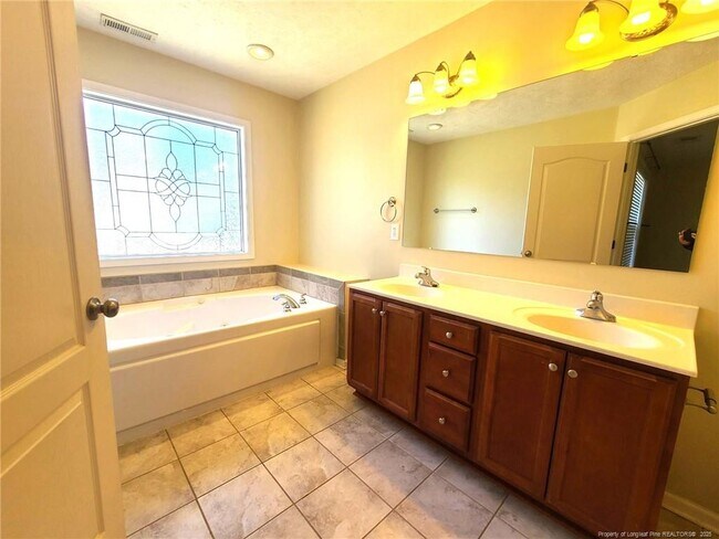 Building Photo - 123 Royal Briar Ct