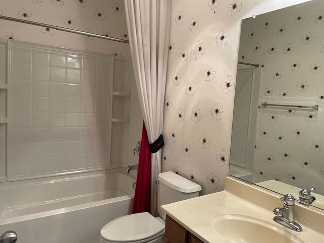 Building Photo - 2 Bedroom / 2.5 Bathroom Reno Home