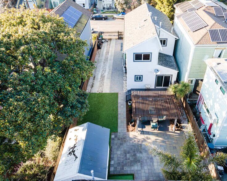Aerial image of property and backyard - 882 Wood St