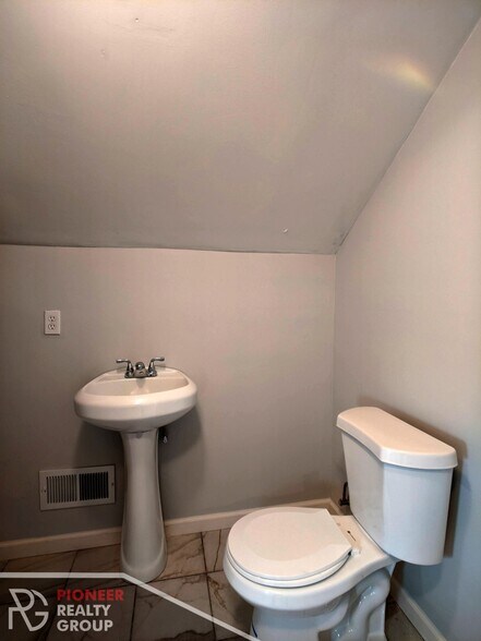 Building Photo - 1520 W Melrose St