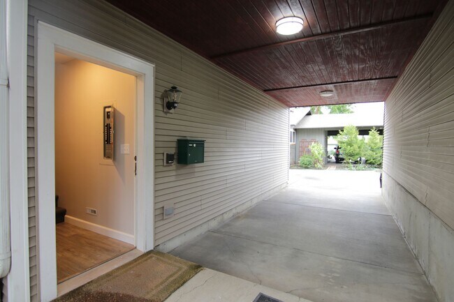 Building Photo - 1128 E 29th Ave