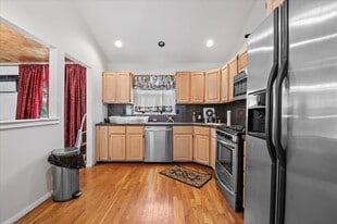 Building Photo - 13 N Peach St