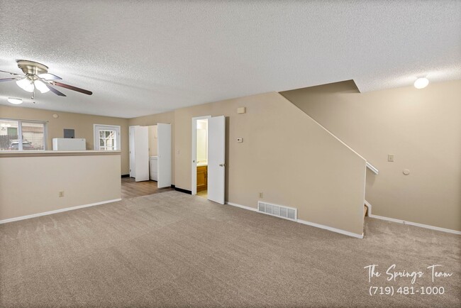 Building Photo - CHARMING 3BD/1.5BA TOWNHOME - NEW CARPET!