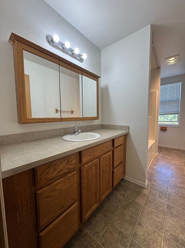 Building Photo - 1512 N Brook Ct