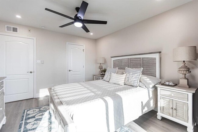 Building Photo - 1125 W Peppertree Dr