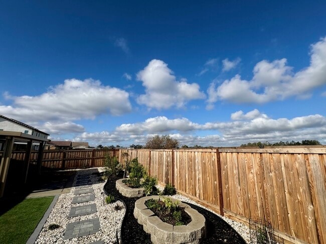 Building Photo - Beautiful Single Story in Lincoln! 4 Bedro...