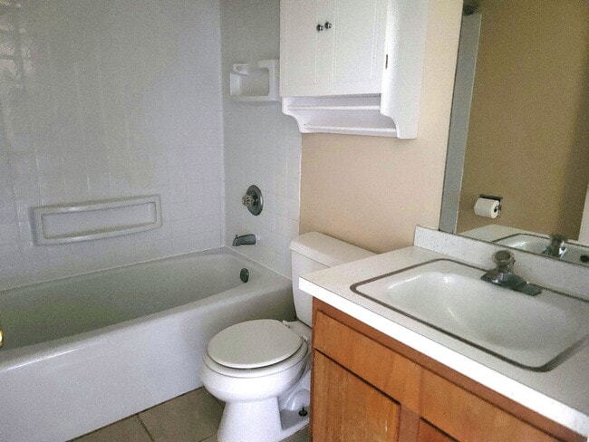 Building Photo - 70 Pine Ct