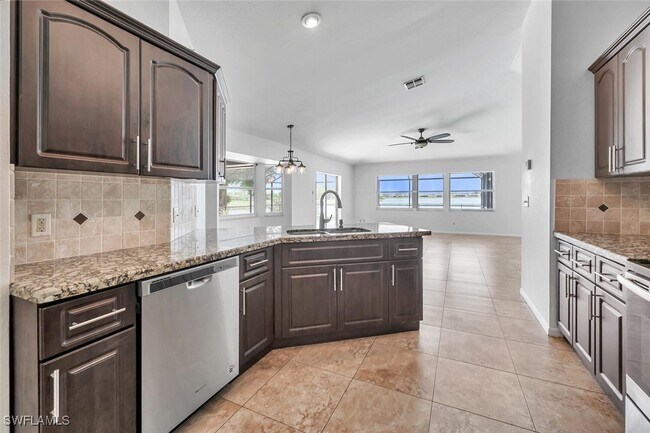Building Photo - 1094 Grove Dr