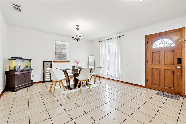 Building Photo - 2204 Gallant Dr