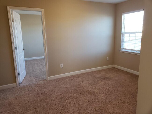 Building Photo - 211 Rainmaker St