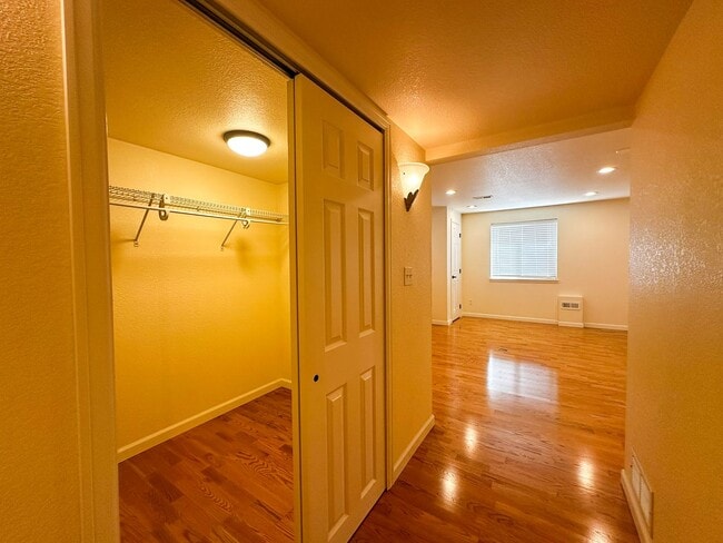 Building Photo - Luxurious Castle Pine living awaits!