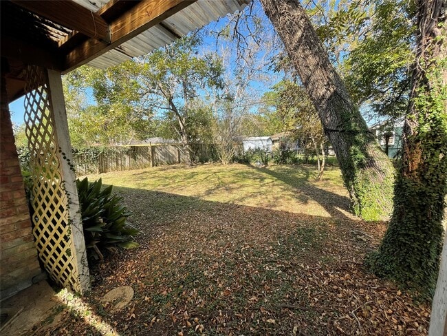 Building Photo - 322 Wisteria St