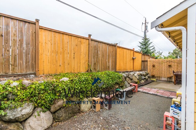 Building Photo - 3 bed 3 bath Townhome