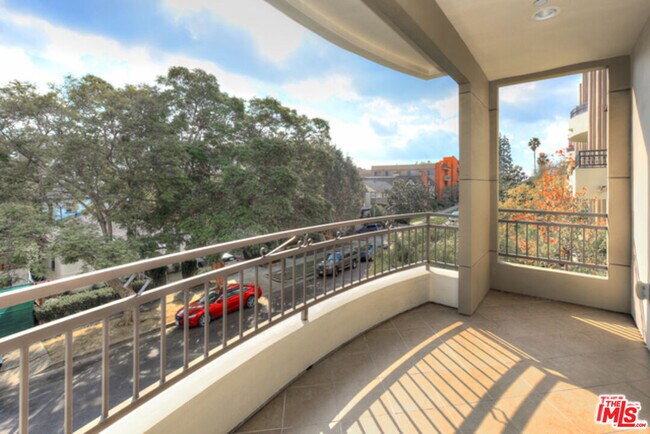 Building Photo - 2347 Fox Hills Dr
