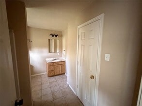 Building Photo - 1126 W Hunt St