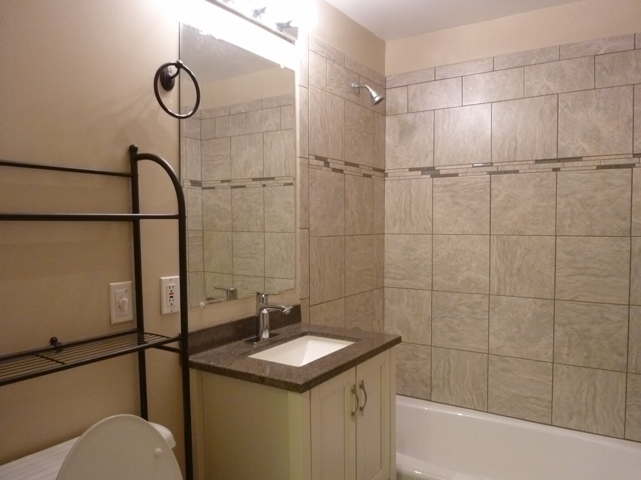 Building Photo - 1211 W Dalke Ave