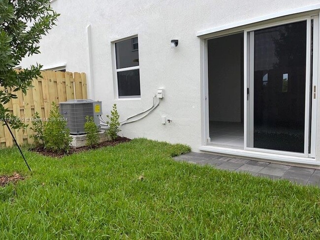 Building Photo - 2682 SE 11th Ct