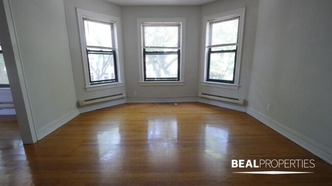 Building Photo - 2 bedroom in CHICAGO IL 60657