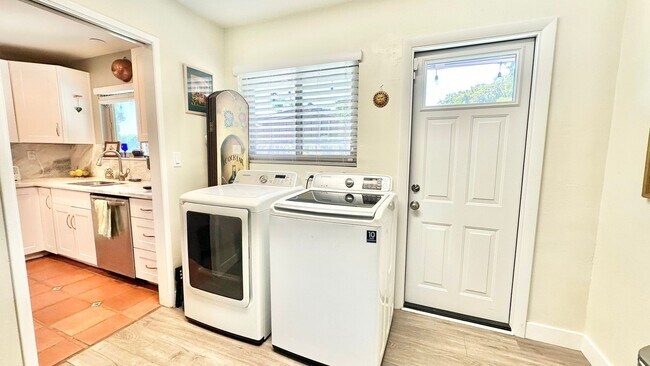 Building Photo - Beautifully Appointed & Fully Furnished, S...