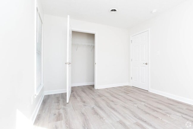 Building Photo - 2400 Woodhill Dr