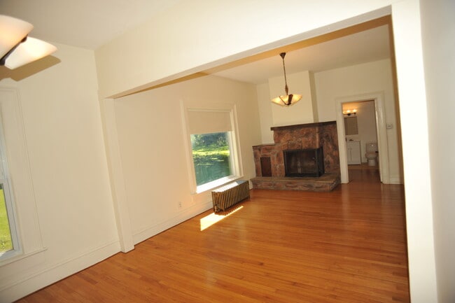 Building Photo - 8071 River Rd