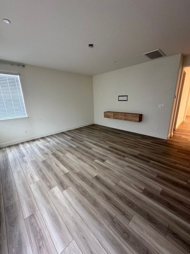 Building Photo - 4 Bedroom Beautiful Home