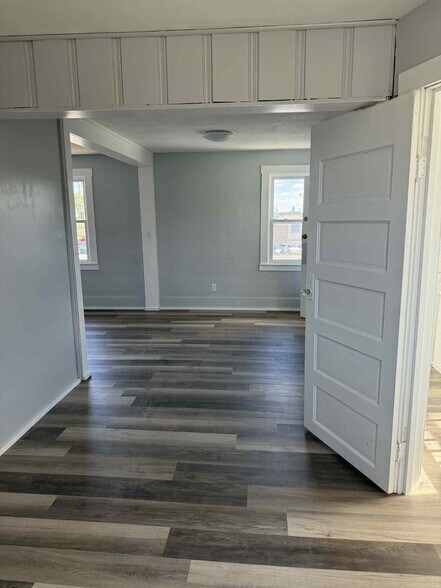 Dining Area/Eat-In Kitchen - 1501 E Markland Ave