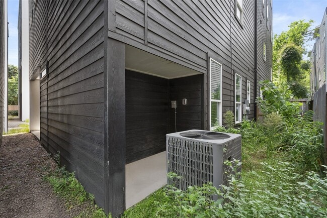 Building Photo - 513 Schweikhardt St