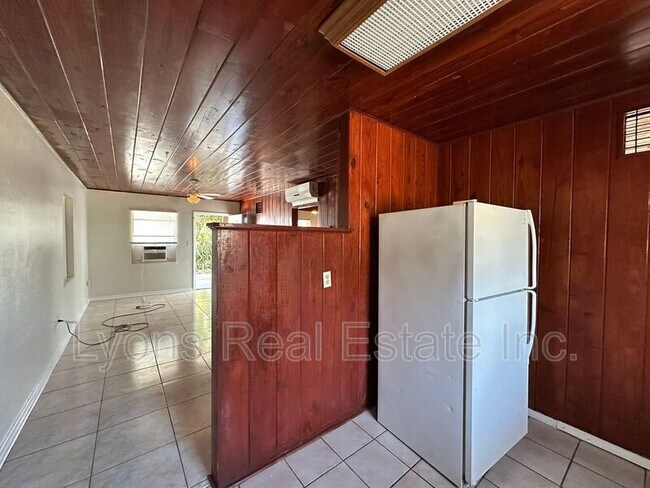 Building Photo - 1935 Ricardo Ave