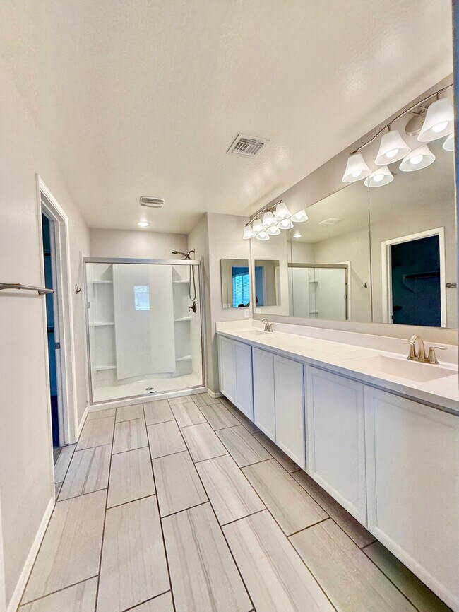Building Photo - Spectacular 4-Bedroom, 2.5 Bathroom Home in Glendale!!