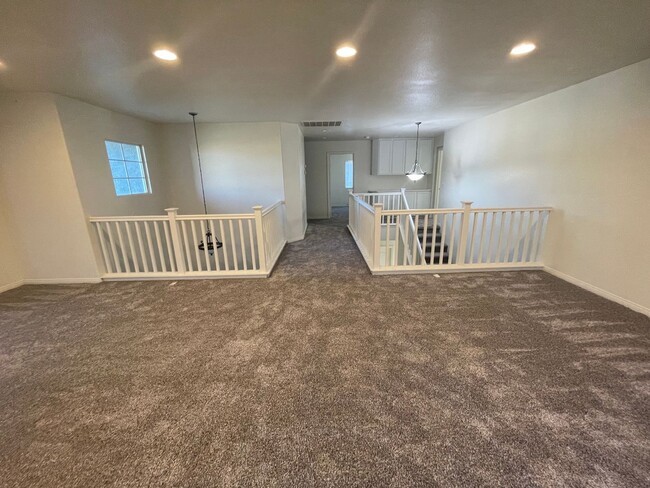 Building Photo - Victorville- Tanamera Home-  4 Bedrooms, 3...