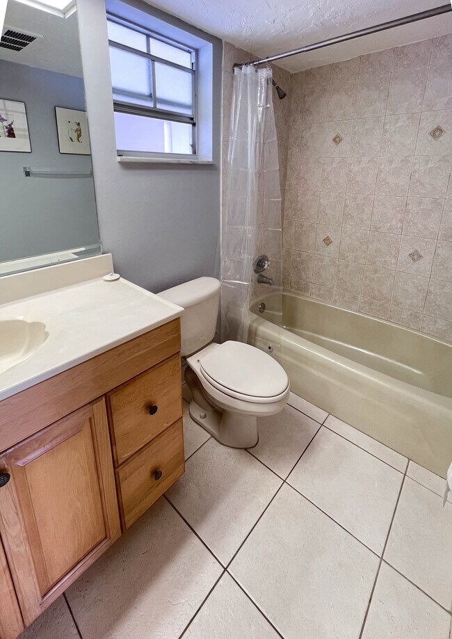 Building Photo - 2850 N Palm Aire Dr