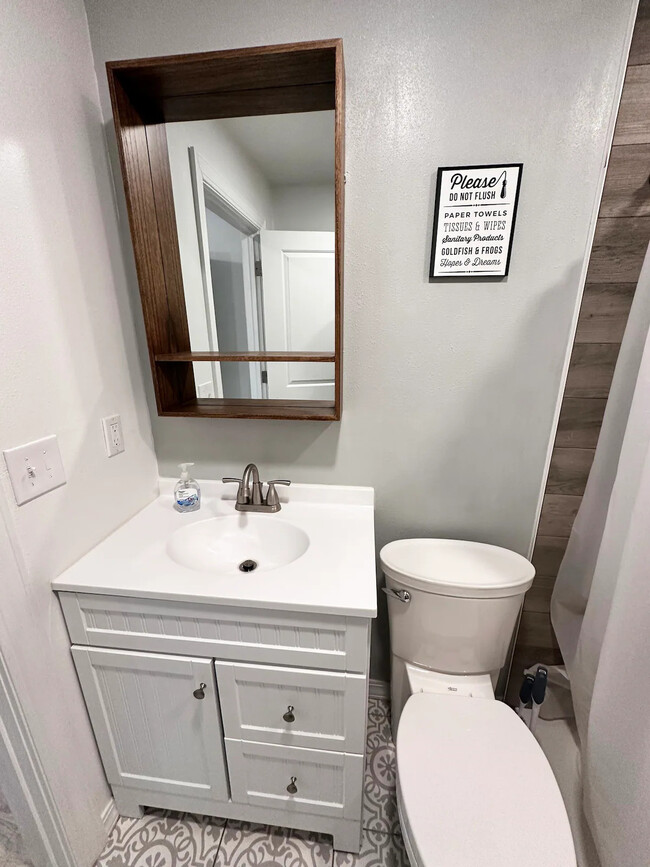 Full Bathroom - 1111 N Stevens St