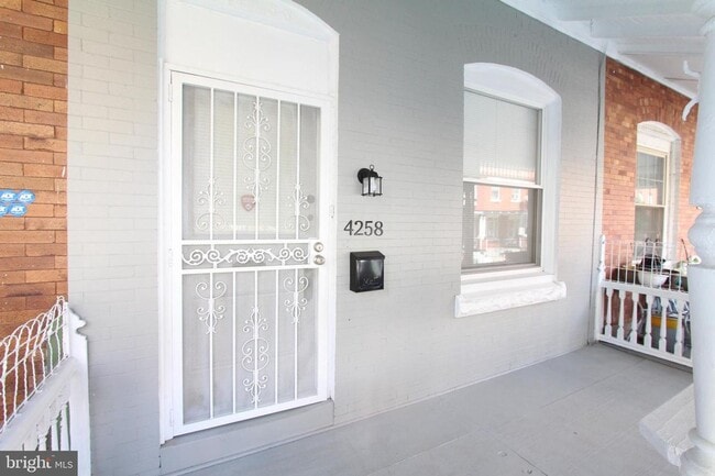 Building Photo - Beautiful Home - Parkside