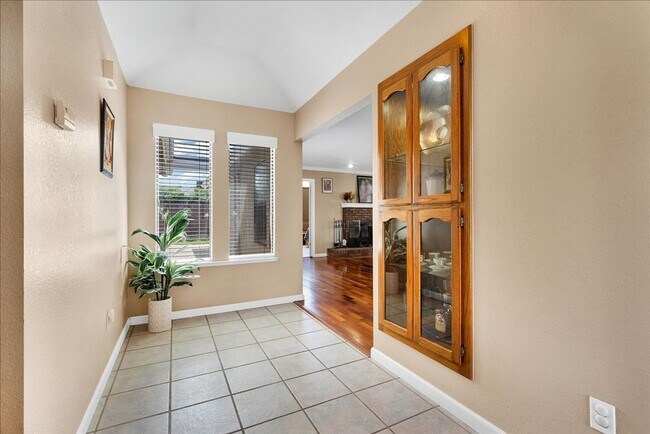 Building Photo - This home is loaded with upgrades and space in North Hanford.  Call today!