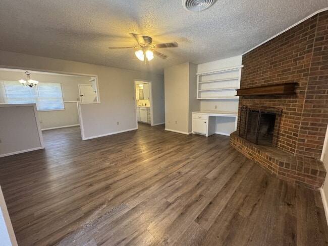Building Photo - Newly updated, spacious 2 bedroom - Half o...
