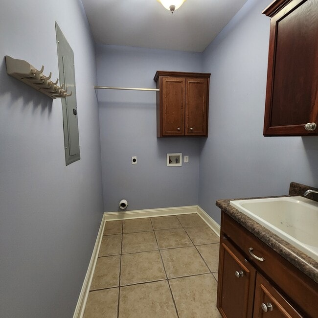 Building Photo - 261 Willow Lake Dr