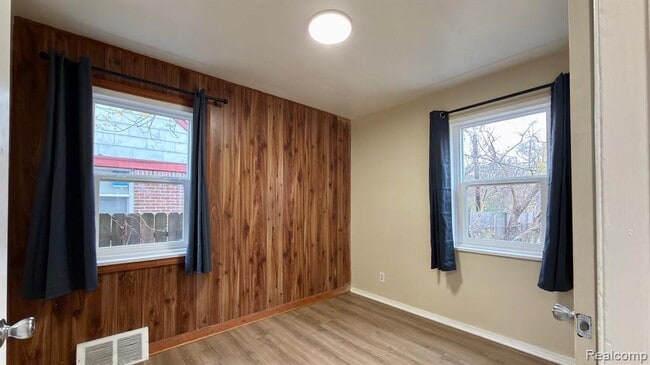 Building Photo - 855 John Daly St