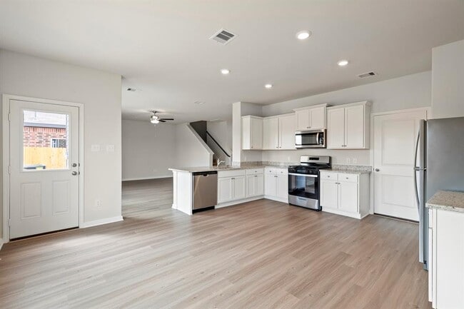 Building Photo - 413 Polly Grv Dr