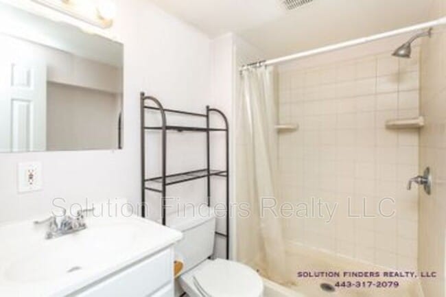 Building Photo - 3403 Hudson St